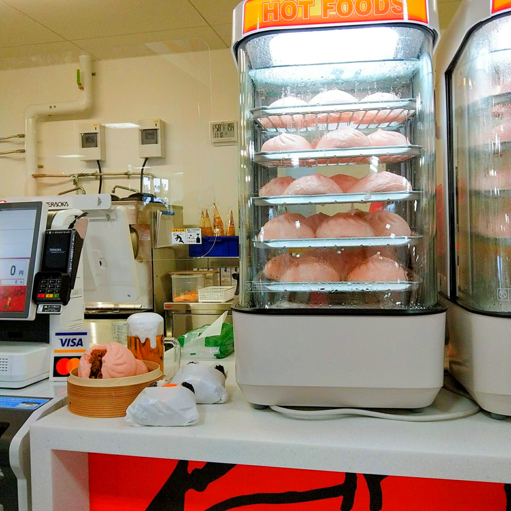 めんたいパークびわ湖のフードコーナーで販売されているピンク色の明太ぶたまん