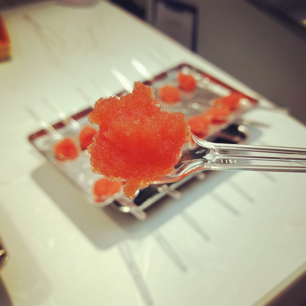 めんたいパークびわ湖の試食コーナーの一口サイズの明太子