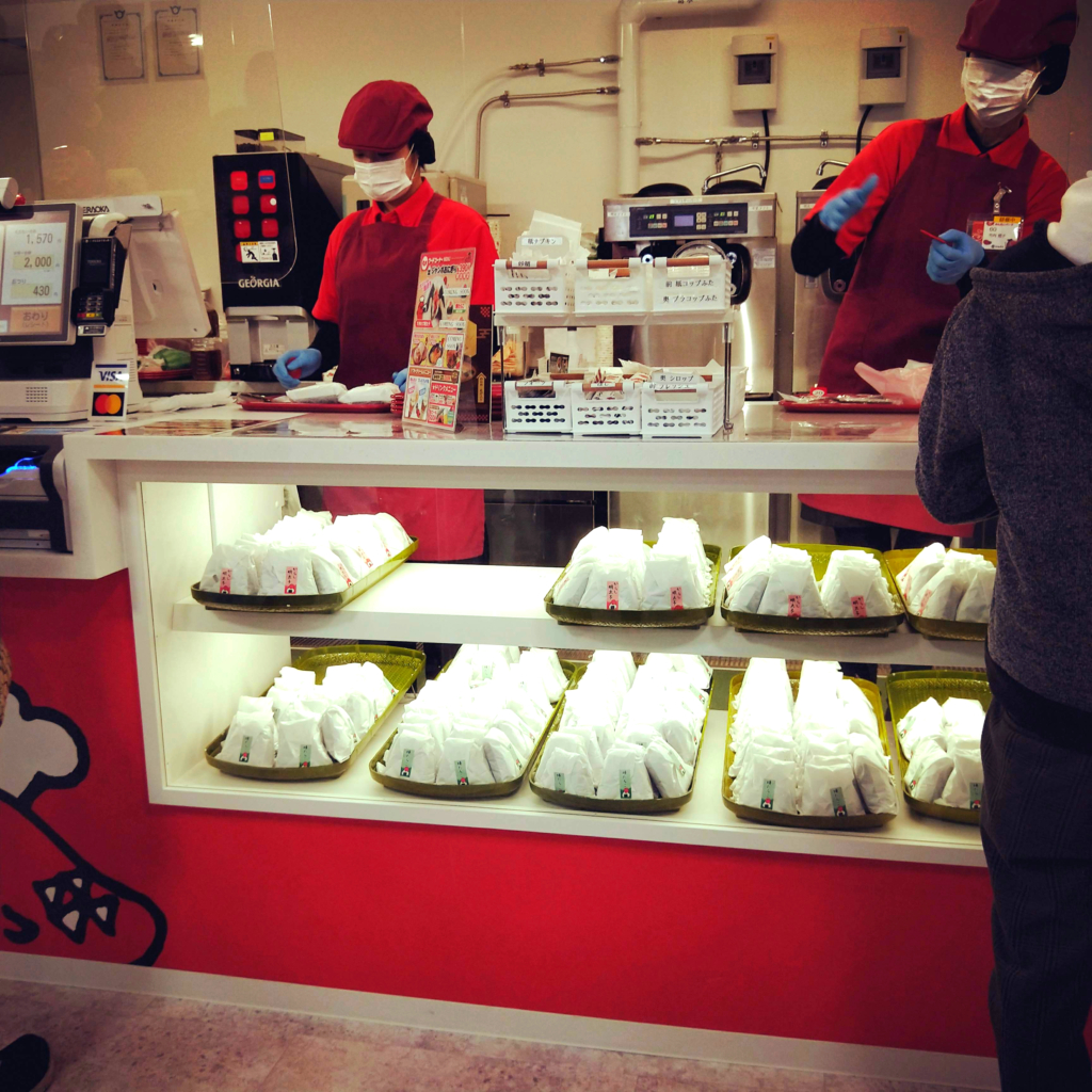めんたいパークびわ湖のフードコーナーのレジのおにぎり