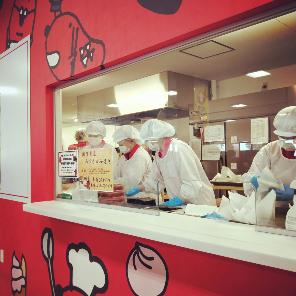 めんたいパークびわ湖のフードコーナーでおにぎりを作っている様子