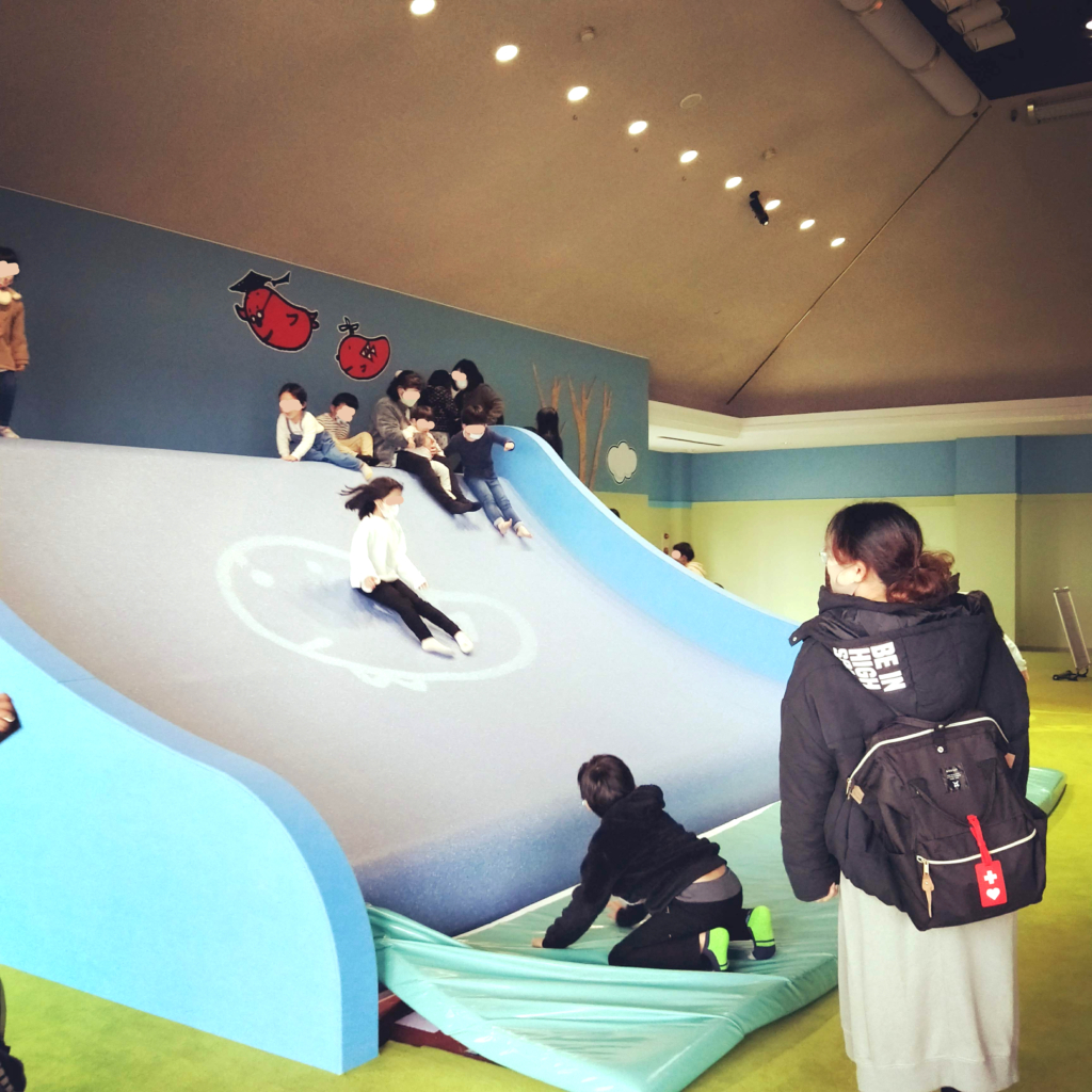 めんたいパークびわ湖の屋内のキッズスペースにあった滑り台