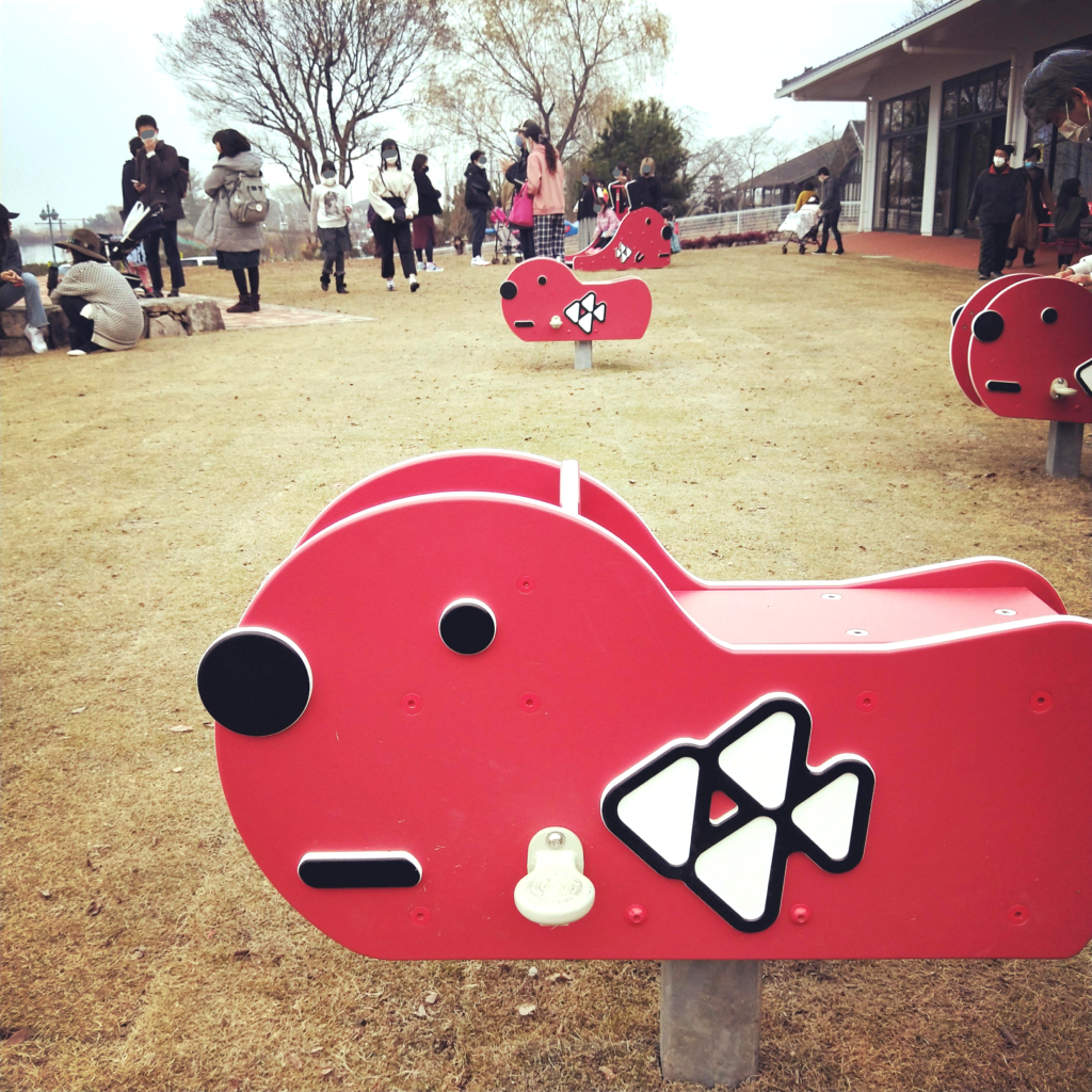 めんたいパークびわ湖のキャラクターであるタラピヨの遊具