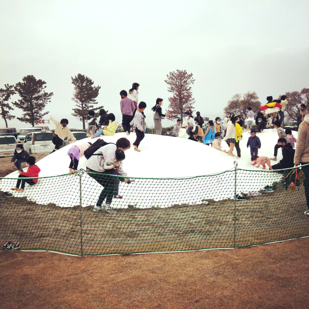 めんたいパークびわ湖のキッズスペースにあったトランポリンのような遊具