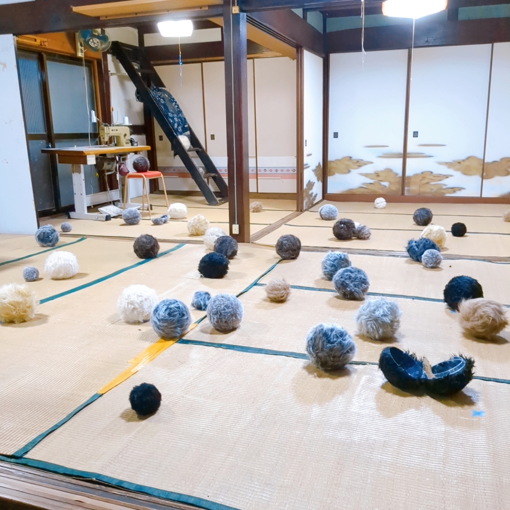 BIWAKOビエンナーレ沖島会場のアート作品のもふもふの玉の展示がある和室