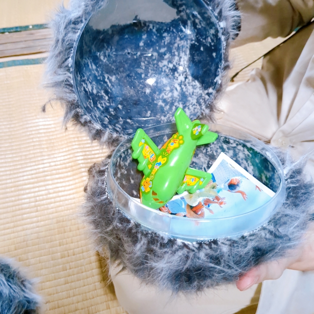 BIWAKOビエンナーレ沖島会場のアート作品のもふもふの玉を開ける様子