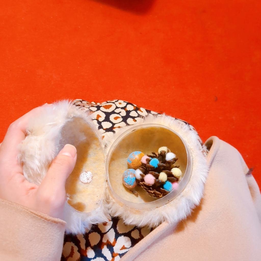 BIWAKOビエンナーレ沖島会場のアート作品のもふもふの玉を開ける様子