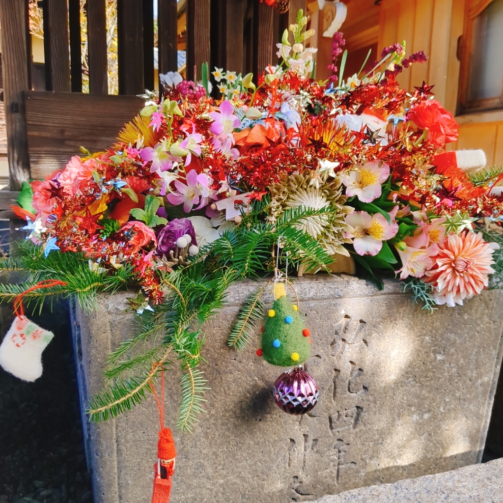 勝林寺の花手水のクリスマスバージョン