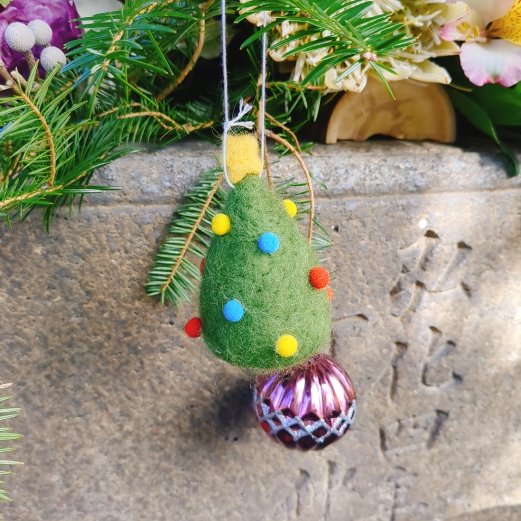 勝林寺の花手水のクリスマスバージョン