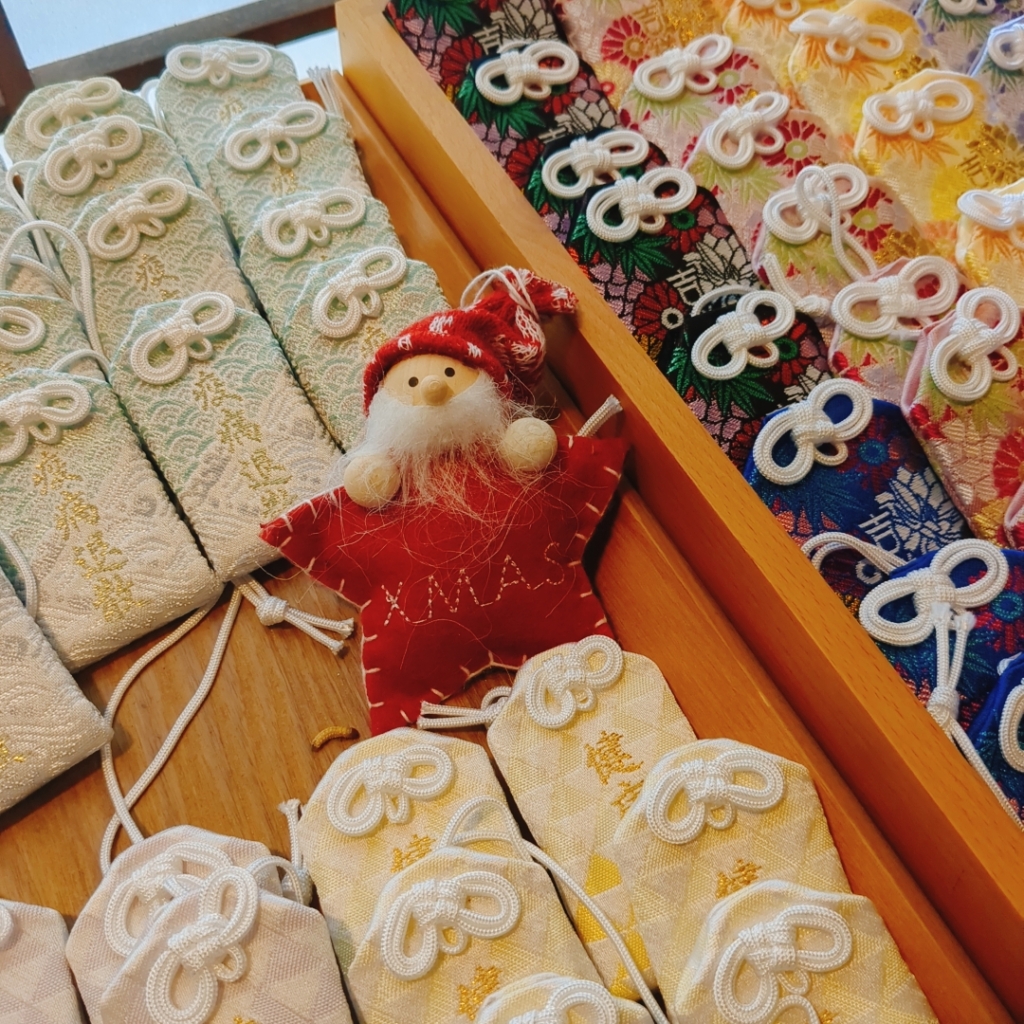 勝林寺のお守りを売っているところのクリスマスの装飾