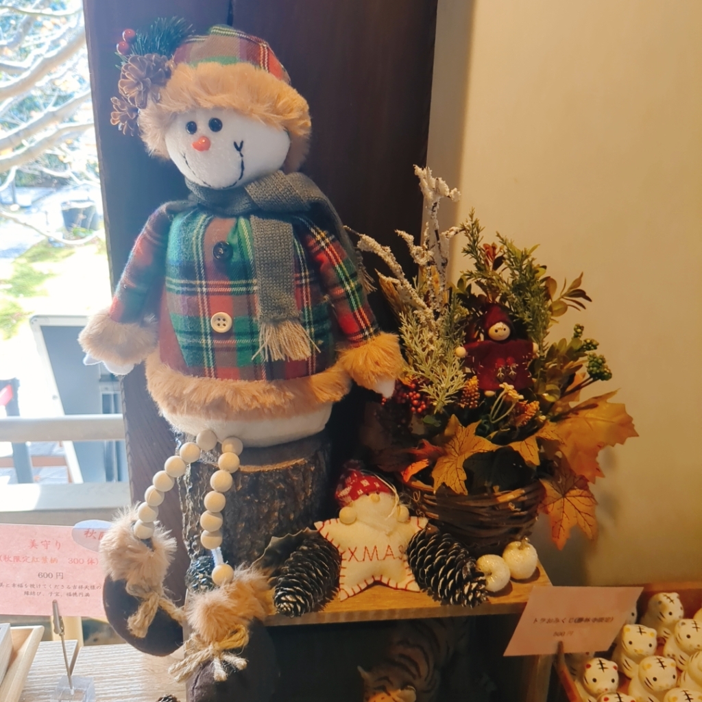 勝林寺のお守りを売っているところのクリスマスの装飾