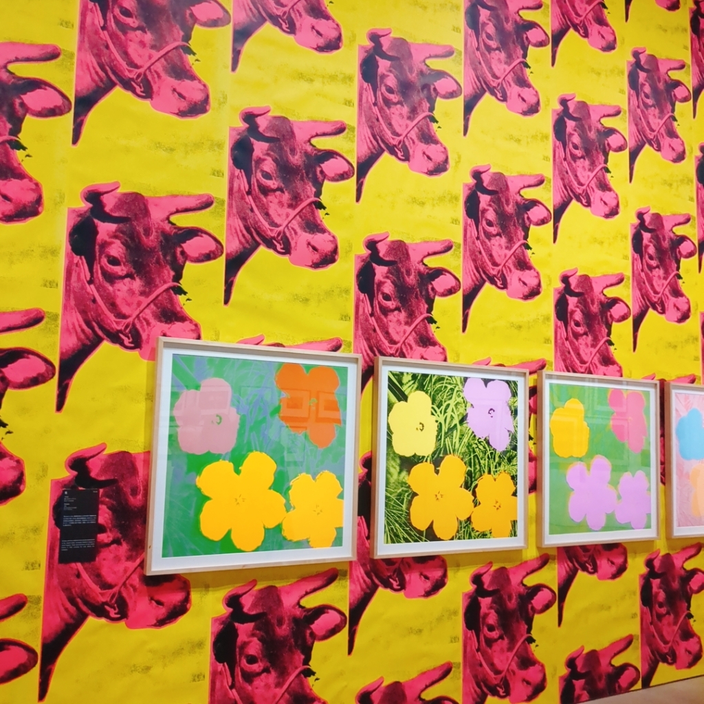 京セラ美術館のアンディ・ウォーホル展の壁一面の現代アート