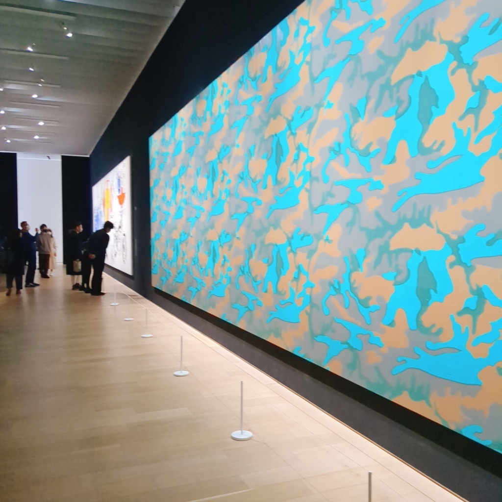京セラ美術館のアンディ・ウォーホル展の壁一面の現代アート
