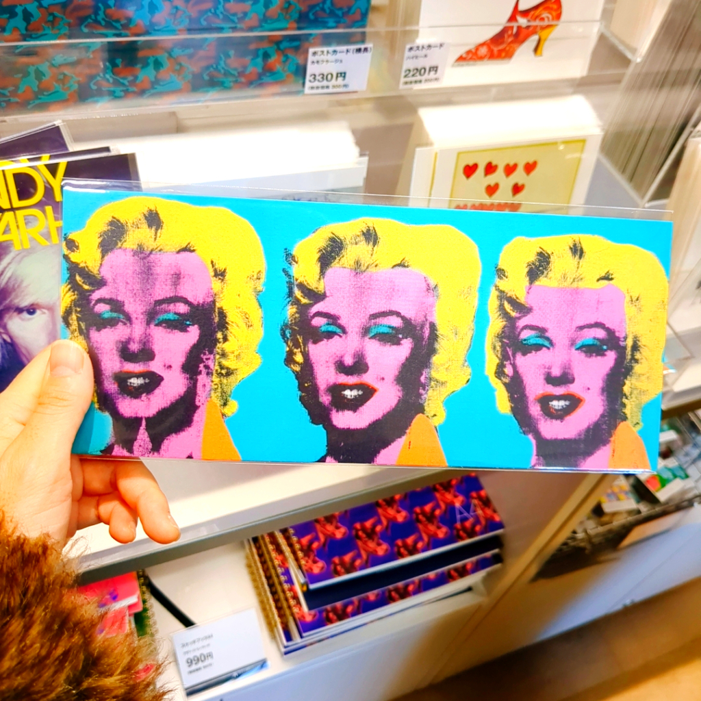 京セラ美術館のアンディ・ウォーホル展のグッズ販売コーナー