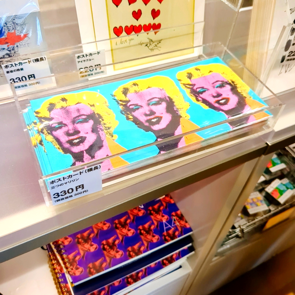 京セラ美術館のアンディ・ウォーホル展のグッズ販売コーナー
