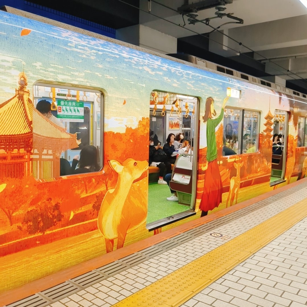 鹿のラッピングの近鉄電車の外装デザイン