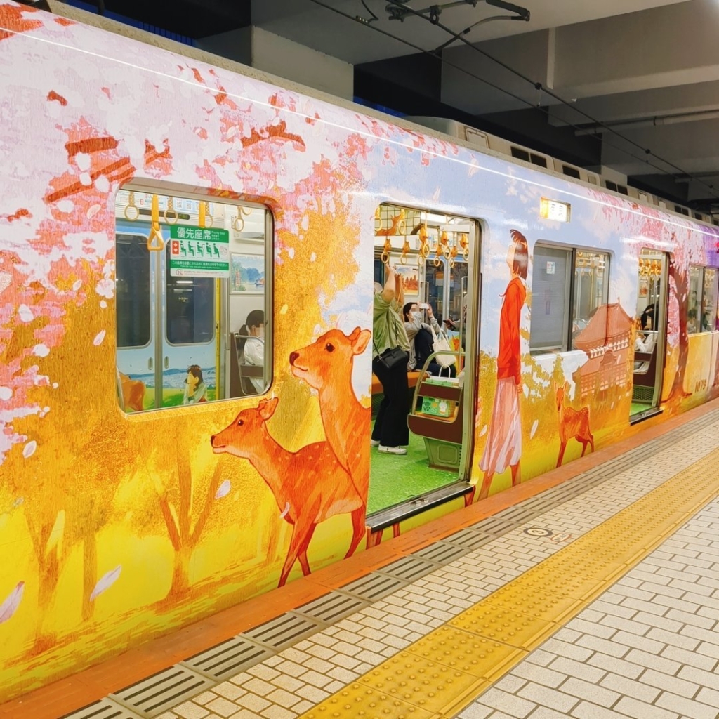 鹿のラッピングの近鉄電車の外装デザイン