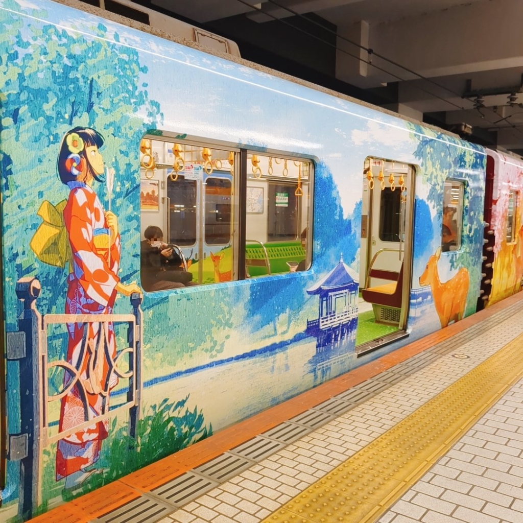 鹿のラッピングの近鉄電車の外装デザイン