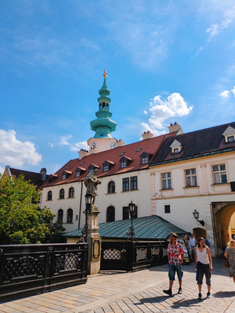 ミハエル塔と周辺建物、橋のある旧市街の風景と散策する観光客