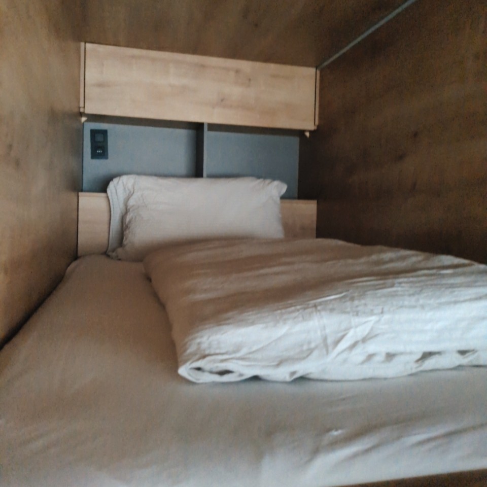 安いホステルのベッド