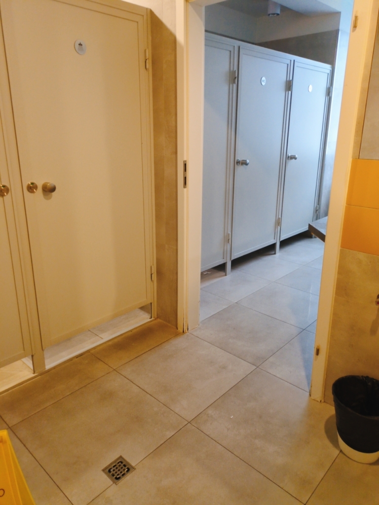 ドミトリーのトイレが併設されているシャワー室の様子。