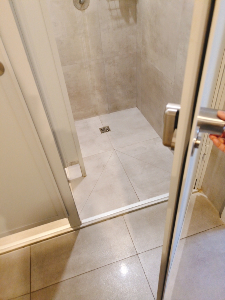 ドミトリーのトイレが併設されているシャワー室の様子。