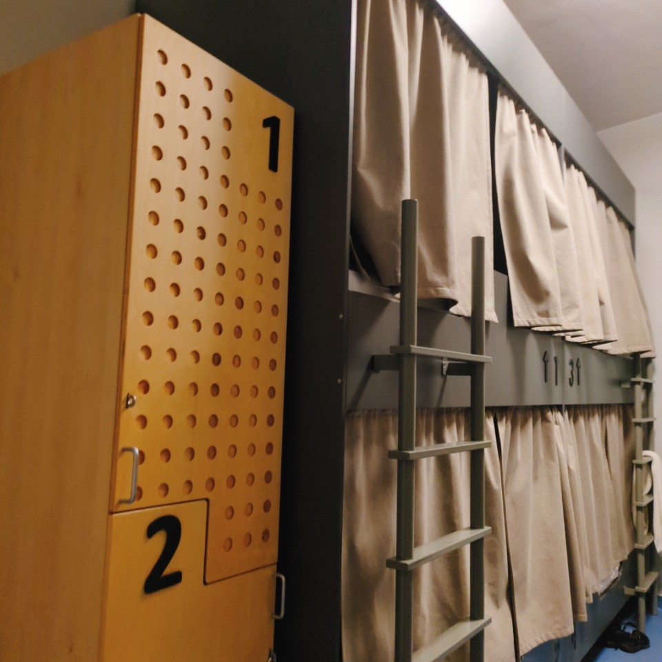 南京錠が必要なロッカーとドミトリーの部屋の様子
