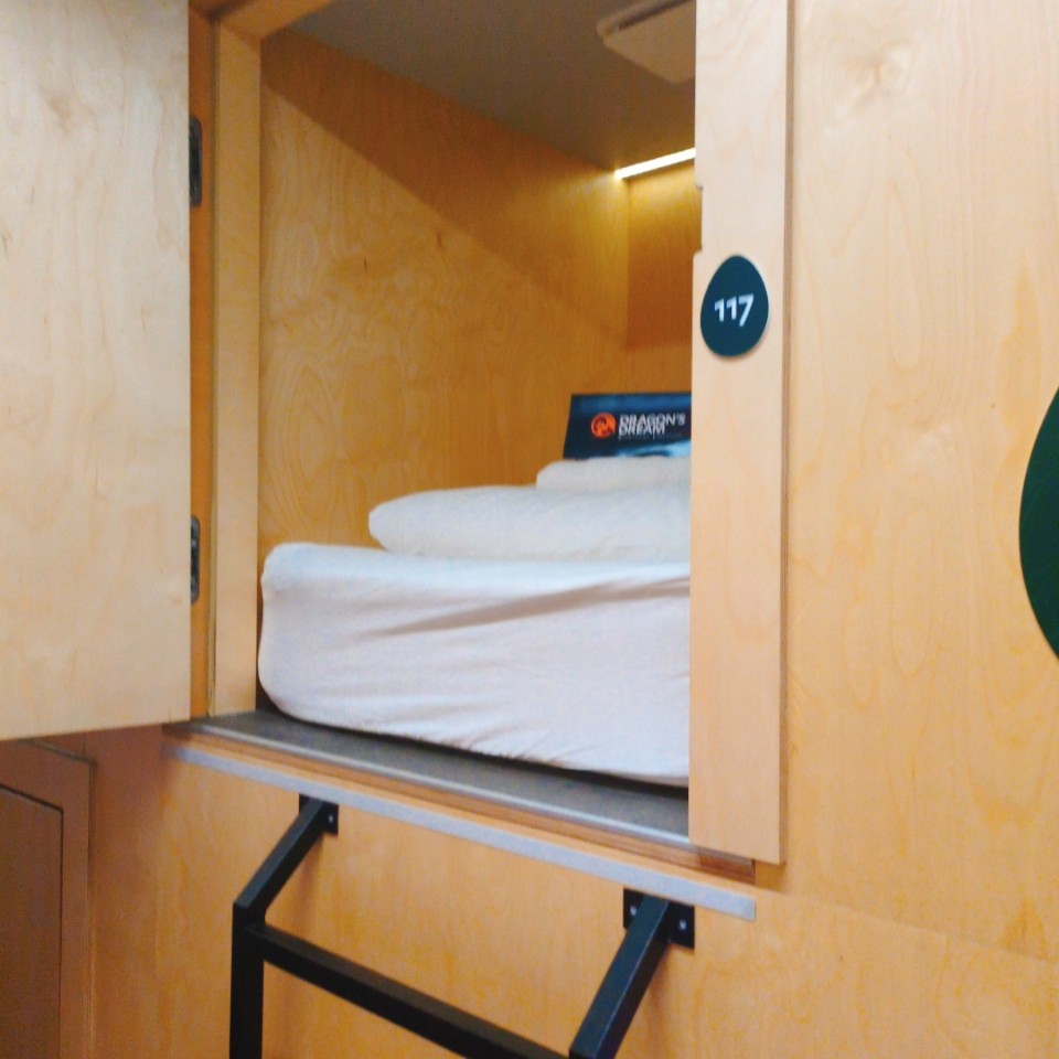 仕切りのしっかりしたドミトリーのベッドの様子