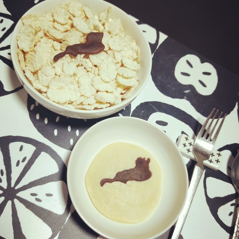 手作りコーンフレークとパンケーキで作ったびわ湖の形の朝ごはん