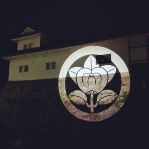 彦根城に投影される井伊直弼の家紋