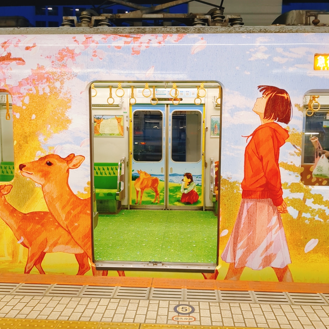 鹿の近鉄電車の外装のラッピングデザイン