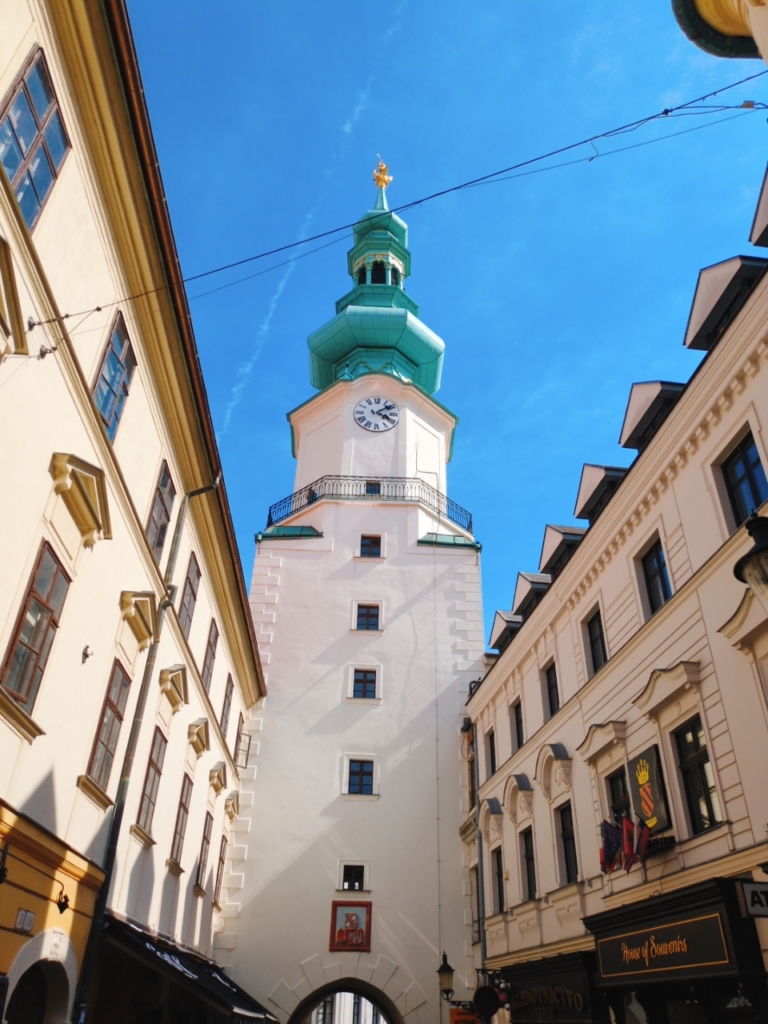 青空を背景にしたミハエル塔のバロック様式の外観と時計台