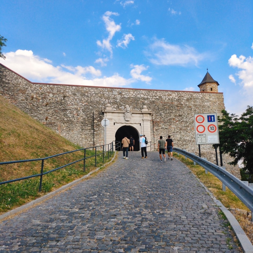 ブラチスラバ城へ続く石畳の坂道と城壁の門
