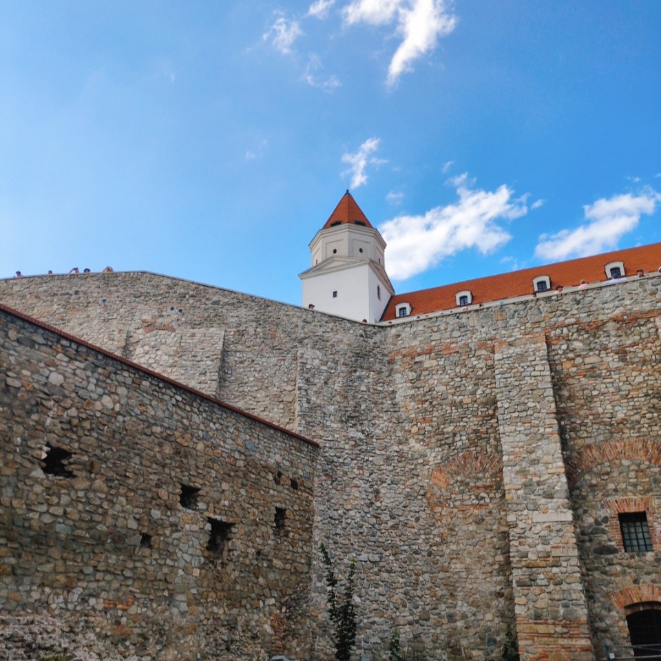 ブラチスラバ城の高い城壁と見張り塔の外観