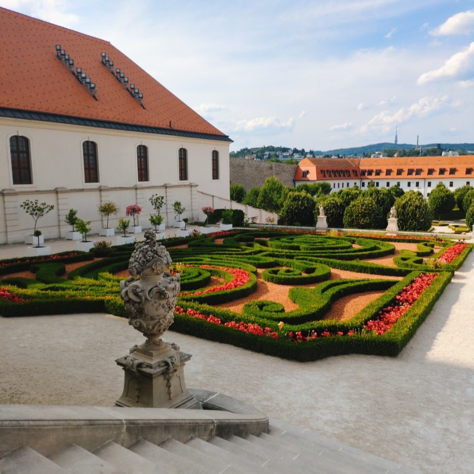 ブラチスラバ城の左右対称に整えられたバロック式庭園の全景