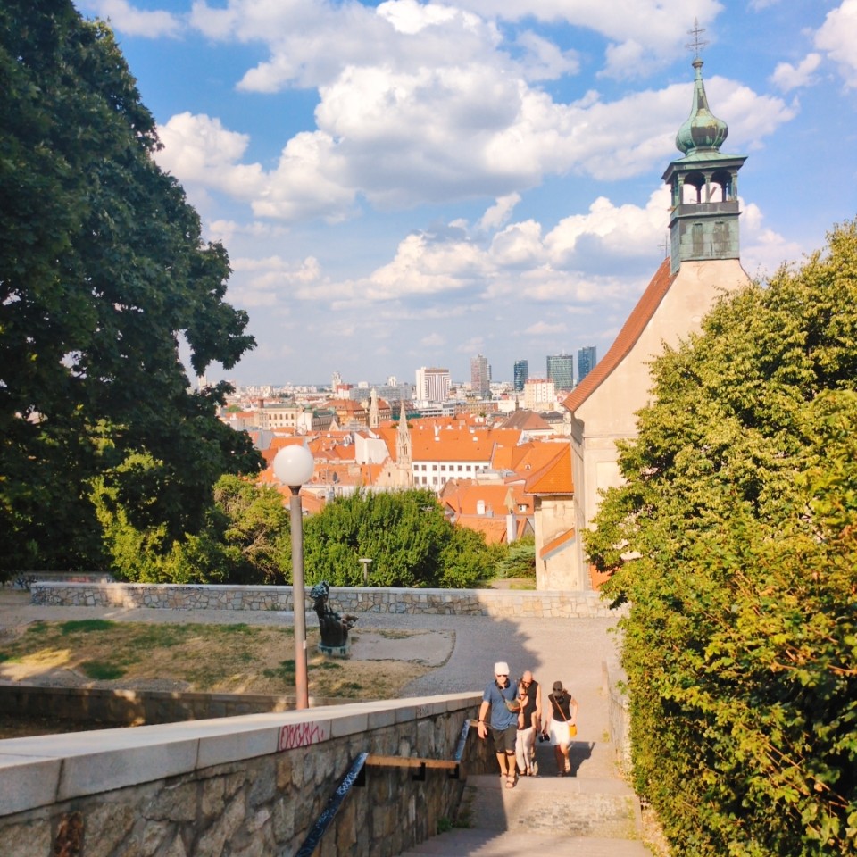 ブラチスラバ城の丘から旧市街と赤い屋根の町並みを見下ろす風景