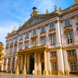 淡いピンクの「プリマティア宮殿」｜スロバキア・ブラチスラバ旧市街の可愛い市長の執務室