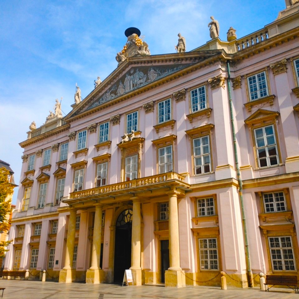 スロバキアのブラチスラバ旧市街にあるプリマティア宮殿の淡いピンク色の外観